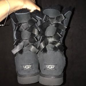 BLACK BOWED UGGS